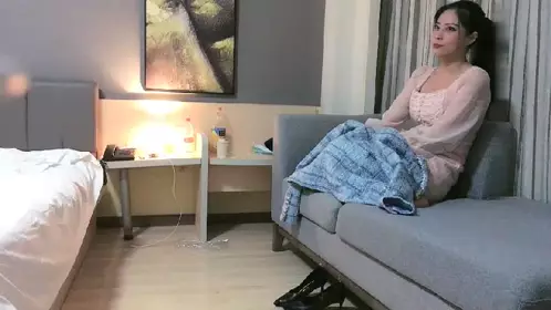 马尾辫良家小少妇和好友一起3P，前面插嘴后面抠穴，掰开小穴特写，洞洞清晰可见，大屁股上位骑乘勐坐