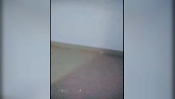 真大胆-2位直播男带着胸大性感的美女体验刺激在别人家走廊里扒光美女衣服各种抽插,一个干一个在拍摄.国语!