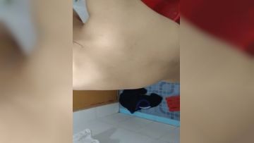 出租屋房东浴室偷放针孔摄像头偷窥个子不高的白嫩打工妹子洗澡