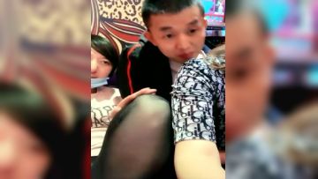 《小M找主人》新人男女加入眼镜御姐KTV嗨完冰和猛男在沙发和地板做爱多人淫荡乱交第04集