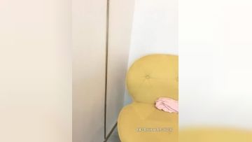 大奶骚女搬凳子到阳台跳蛋自慰，摩擦震动特写大量喷水大黑插入，呻吟娇喘非常诱人第01集