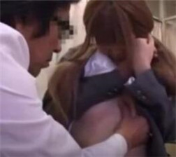 医生给学生做检查 mp4