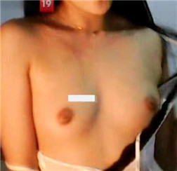 制服诱惑尽显身材 mp4