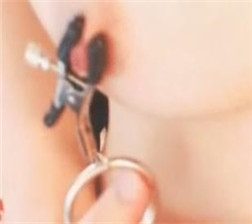 红色内衣小姐姐夹奶子 avi