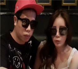 猥琐男和各种美女直播秀05 mp4