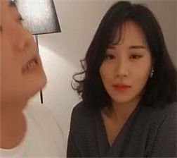 和害羞的女友一起来 flv