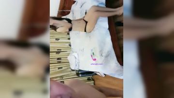 上次把背着男友出来援交的性感气质美女干爽后,她又带着美女闺蜜一起来双飞体验大屌,2美女敞开腿等着插入.国语!第01集