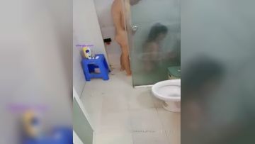 上次把背着男友出来援交的性感气质美女干爽后,她又带着美女闺蜜一起来双飞体验大屌,2美女敞开腿等着插入.国语!第04集