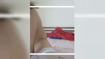 越南小美女白丝情趣做起爱来一点不含糊，跟大哥床上各种姿势啪啪