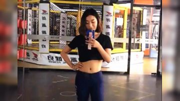 美女健身教练叫了个OL朋友约了小哥哥到宾馆搞双飞 小伙子性福得快精尽人亡了 全程露脸