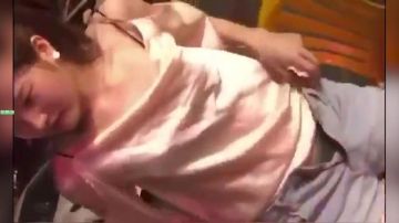 夜宵都吃完了跟我说你来姨妈 女的掀起裤子露出卫生巾 我不信于是伸手掏出来甩在桌上_0