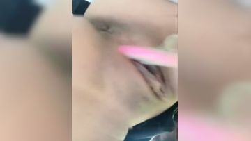 骚气墨镜妹子户外厕所自慰秀 脱掉裙子逼逼塞着跳蛋拉扯露奶自摸 很是诱惑喜欢不要错过