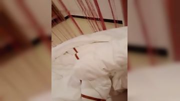 红色内衣漂亮妹子在睡觉脱下内裤露逼诱惑翻身退下内裤露出嫩嫩毛毛挺多很是诱惑喜欢不要错过