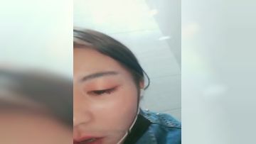 颜值不错妹子夜晚户外秀 跳蛋塞逼逼公共厕所拉扯自慰再到车口交舔JJ-上