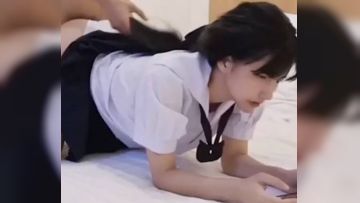 完整版刚体验完初潮的邻家JK00后女孩被强推，做爱都不忘玩手机