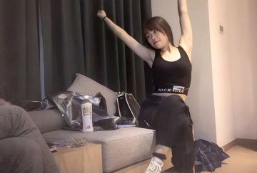 约两个妹子双飞，屌太大一个妹子走了骑乘侧入勐操