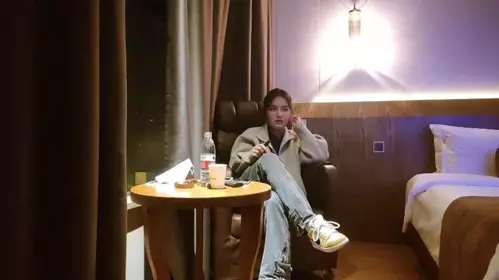 兼职G罩杯的学生妹， 两个奶子给我乳交被射一脸