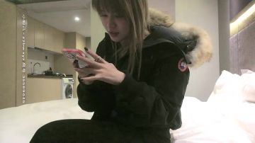 高颜值黑色外套大奶妹子啪啪，穿上黑色网袜特写手指快速扣逼后入勐操