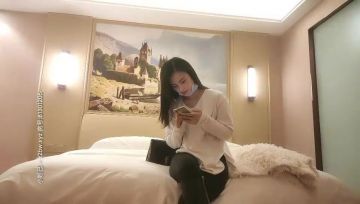 白衣苗条少妇摸奶舔弄调情，口交拉着手后入大力抽插勐操呻吟