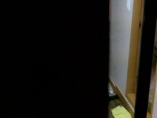 爬窗偷窥女生合租房里的小秘密