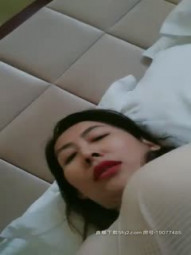 红唇寂寞少妇居家跳蛋自慰诱惑，特写跳蛋塞入逼拉扯呻吟娇喘自摸，高潮流出手指插入扣弄