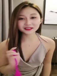 甜美红唇妹子道具自慰椅子上跳蛋塞逼逼