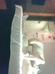 山鸡岁月老哥足浴养生女技师全套，舔背磨屁股口交乳推，硬了骑上来插入，拉着手翘起屁股后入猛操