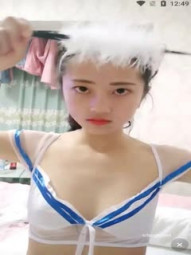 阴唇很厚的可爱女生，看着年纪这么小还挺清纯的，但可能已经被开发过很多次了