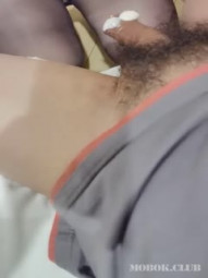 宾馆约啪G罩杯爆乳少妇,小茓毛毛刮得十分干净,挤上酸奶舔B,爆艹奶子晃来晃去