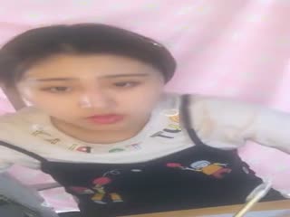颜值不错的婴儿肥女大学生在宿舍玩直播一双大奶子下...