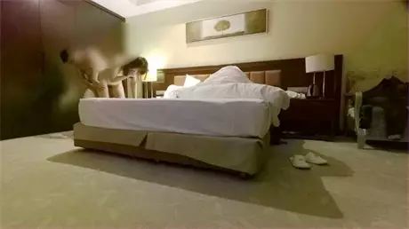 年轻清纯的嫩美女援交猛男高难度爆操