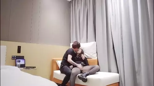 周末寂寞的夜晚，连续叫两个兼职小姐姐，特写鲍鱼粉...