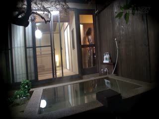 SDMU-352家族旅行中に可爱い弟のことが大好きなお姉さんは家族露天风吕で「禁断の童贞笔下ろし」をすることができるのか！？第07集