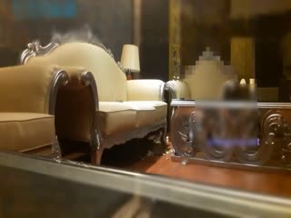 2个极品美少女的4P性派对.mpg