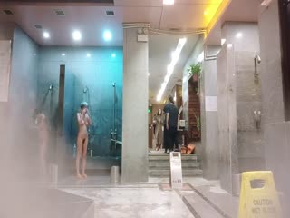 洗澡间男友小心翼翼的为女友刮穴毛❤️不怕把B划破吗？