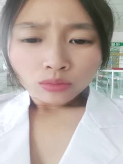 推荐，药店女店员，【男科圣手李大夫】，上班期间用大黑牛自慰，时不时有客人来，玩得就是刺激，真实   2