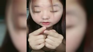 考试结束呆萌小妹露脸镜头前赚外快，拿着新买的跳弹塞进逼里自慰呻吟，听狼友指挥撅着屁股给狼友看骚 穴特写第02集