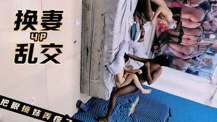 换妻4P乱交 被老外粗暴的硬上弓，可爱眼镜妹被黑人黑鸡巴粗暴抽插玩弄疼哭了！